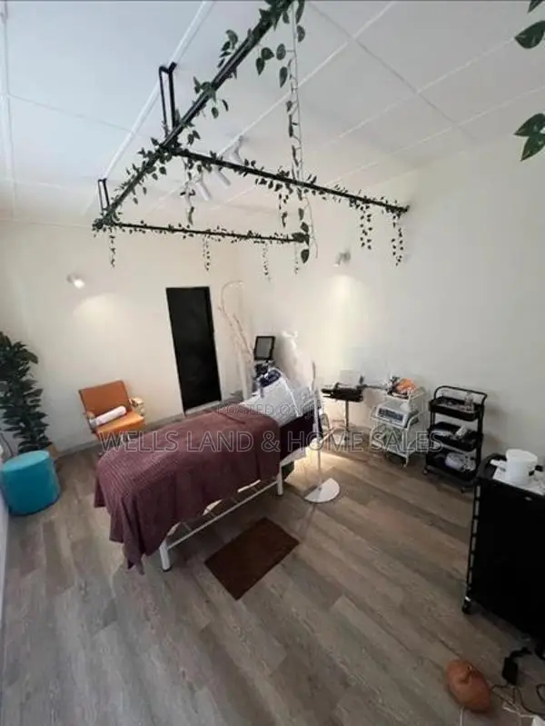Fully Equipped Unisex Saloon For Rent - Battaramulla