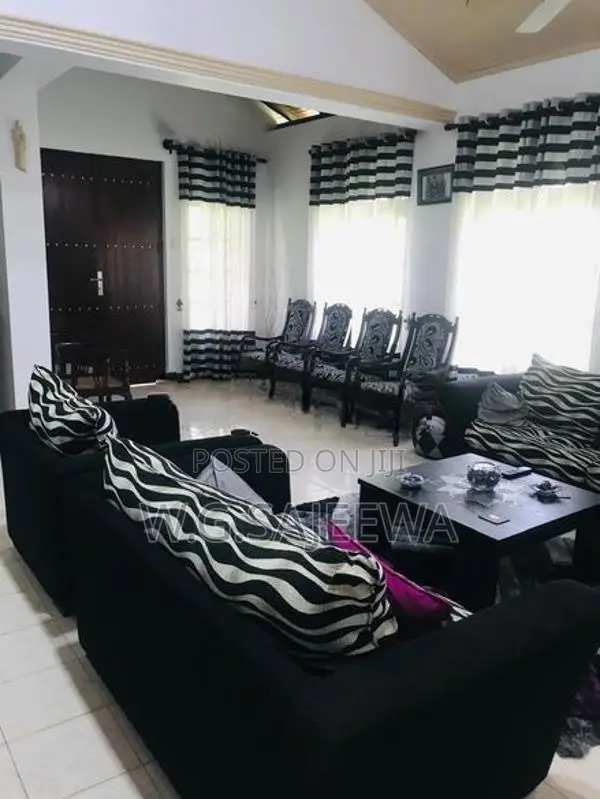 Main road facing 87perch land with house for sale kandawala, Negombo