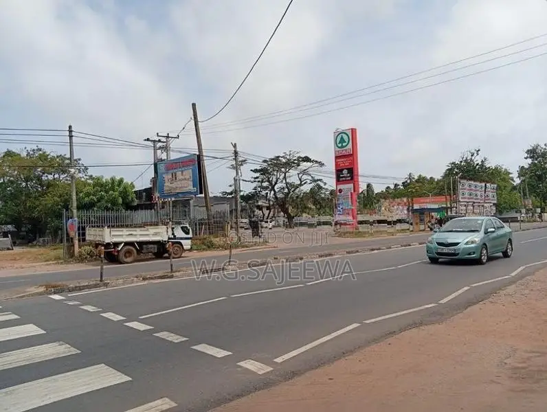 Main road facing lad with house for sale seeduwa town