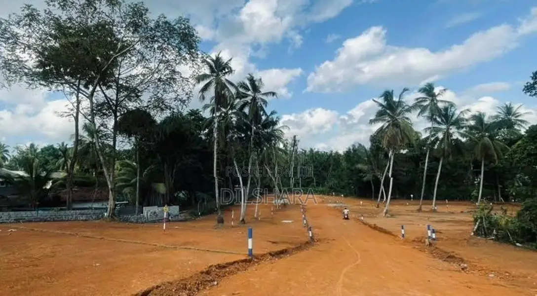 Kadawatha නගරයට නුදුරින් ගණේමුල්ල මාර්ගයට ඇවිදින දුරින් බිම් කොටස්