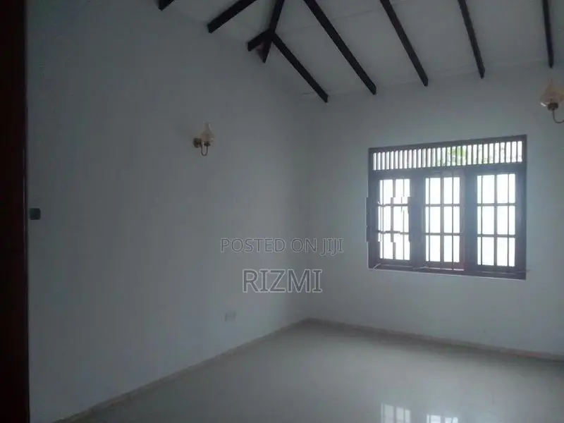 2nd floor 3BR 3 attached house for rent in dehiwala off hill street