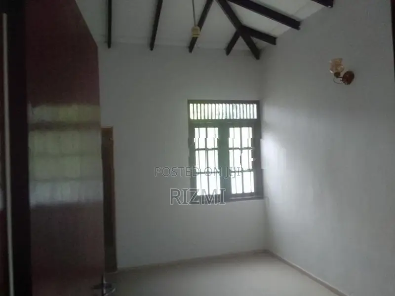 2nd floor 3BR 3 attached house for rent in dehiwala off hill street