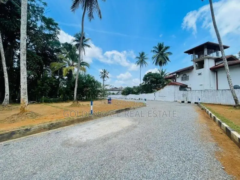 Yakkala නගරයෙන් නුවරපාරට 500m දුරකින් බිම්කොටසක්