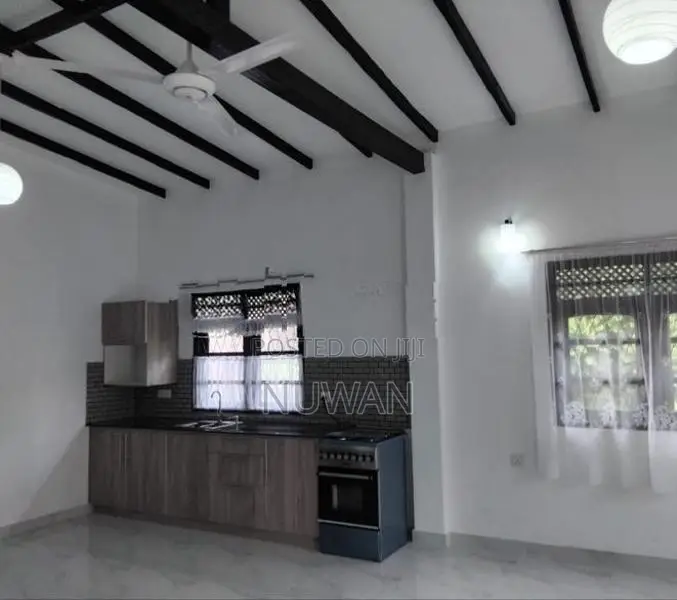 (56R390) Upper floor house in Colombo 05