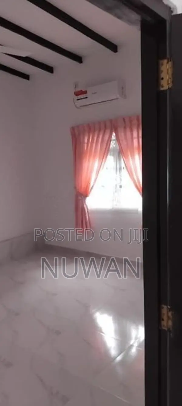 (56R390) Upper floor house in Colombo 05