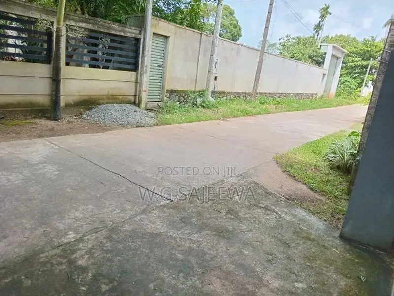 24perch land with 3bedroom house for sale seeduwa