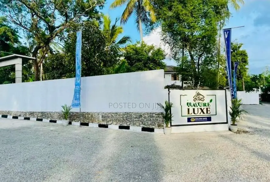 නුවර පාර පේන මානෙන් නිස්කලංක බිම් කොටස් කිහිපයක්