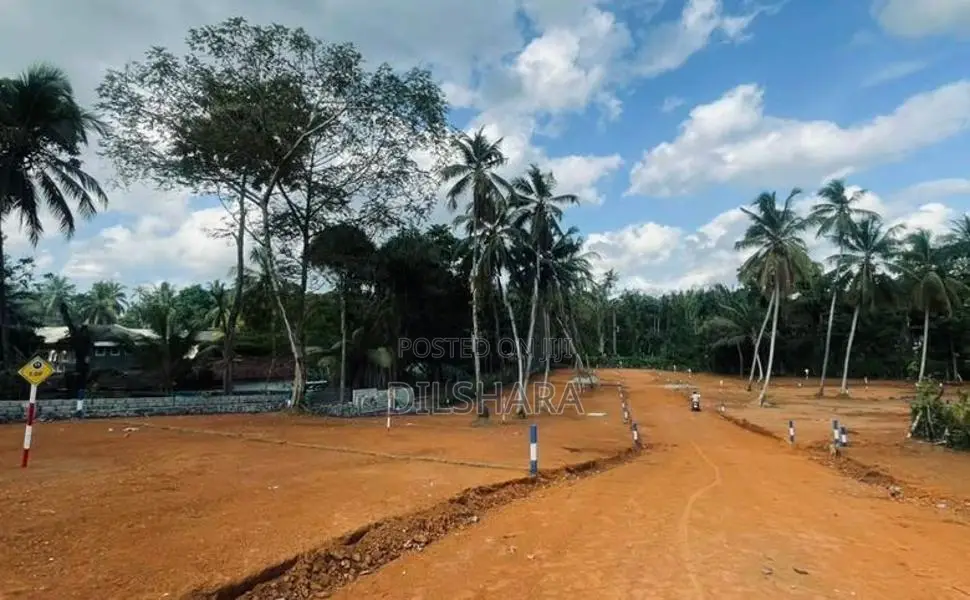 Kadawatha ගණේමුල්ල ප්‍රධාන පාරට නුදුරින් නිස්කලංක බිම්කොටස් කිහිපයක්