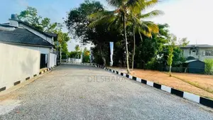 Yakkala නගරයෙන් නුවර පාරට ආසන්නව නිස්කලංක බිම්කොටස් කිහිපයක්