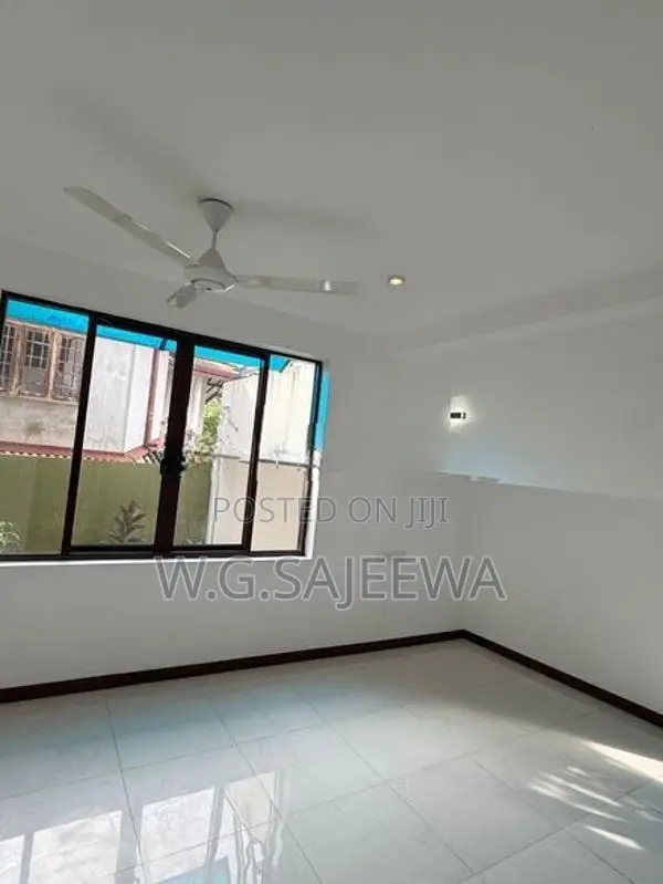 5Bedroom 3-storey house for sale udugampola, Gampaha
