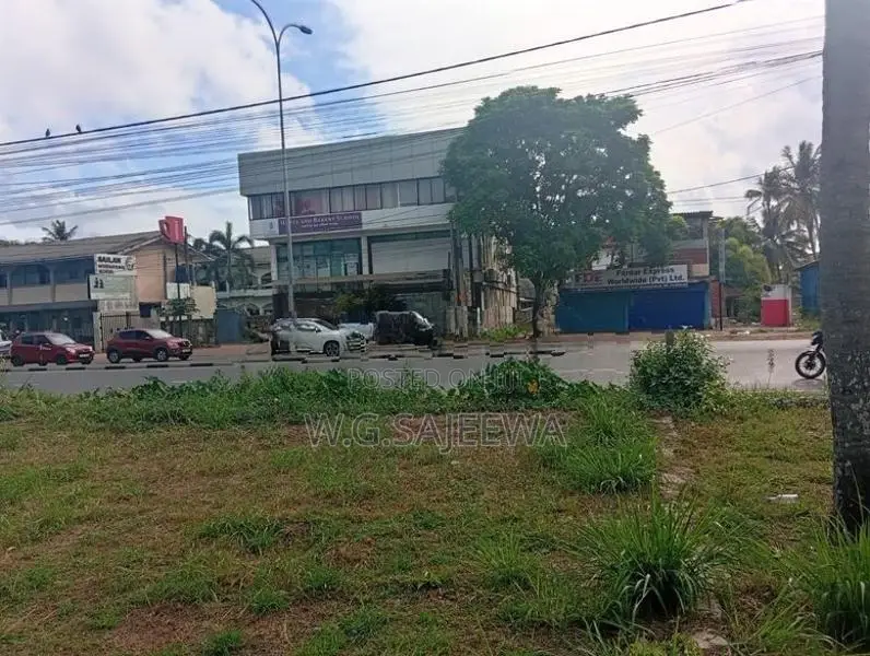 Main road facing 35perch land for sale seeduwa