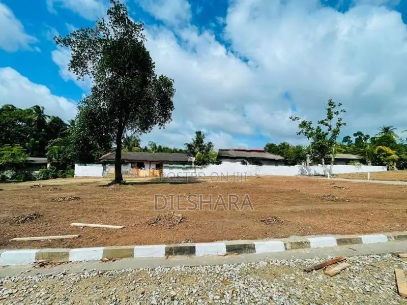 Udugampala නගරයෙන් වටිනා බිම්කොටස් කිහිපයක්