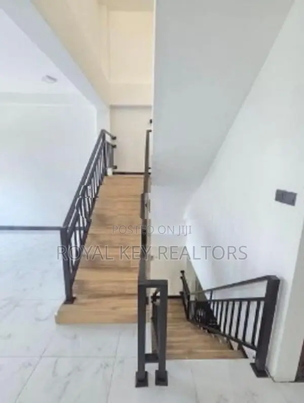04 Bedroom - Unfurnished House for Rent in Colombo 08