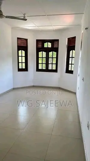 Main road facing House rent in Seeduwa (Office /Accommodation