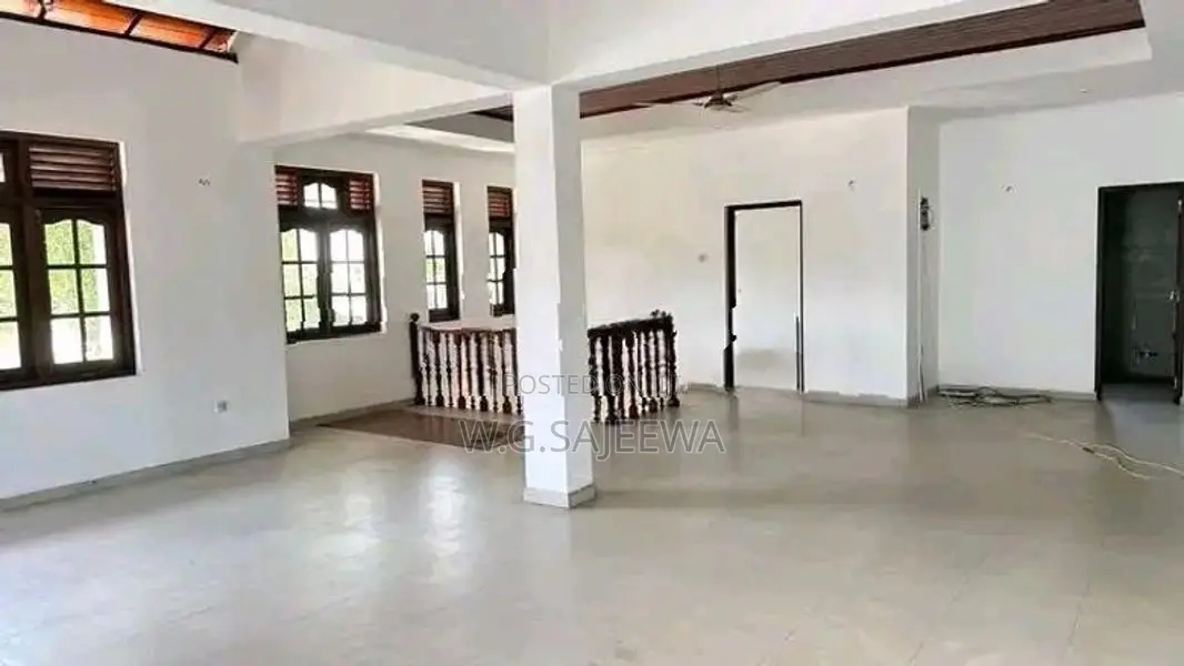 Main road facing House rent in Seeduwa (Office /Accommodation