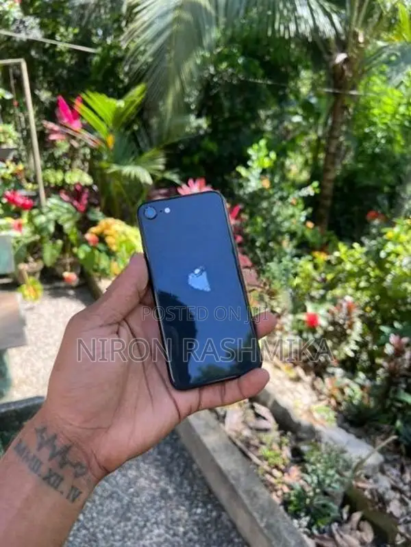Apple iPhone SE 2 128GB (Used)