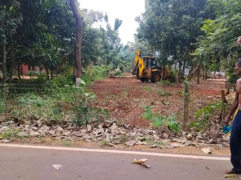 ළගදීම, අනුරාධපුර මාතලේ හංදිය ආසන්නයෙන් සින්නක්කර බිම්කොටස්