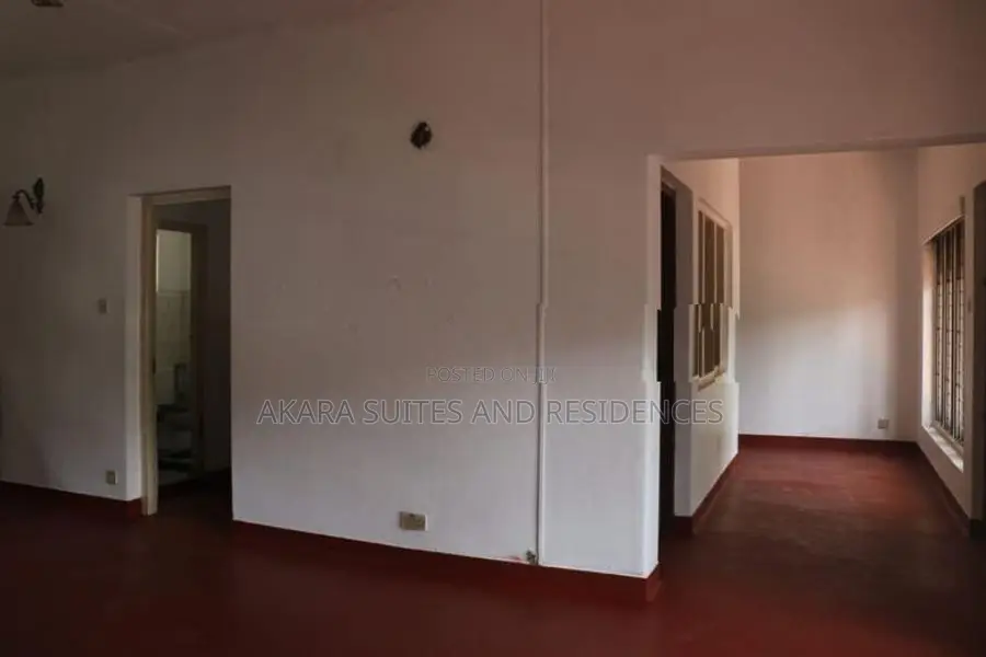 12 Perches - Unfurnished House For Sale HL38259 In Colombo 8
