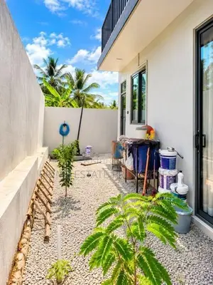 Two-Storey Modern Luxury House - Just 1 Minute From High-Level Road