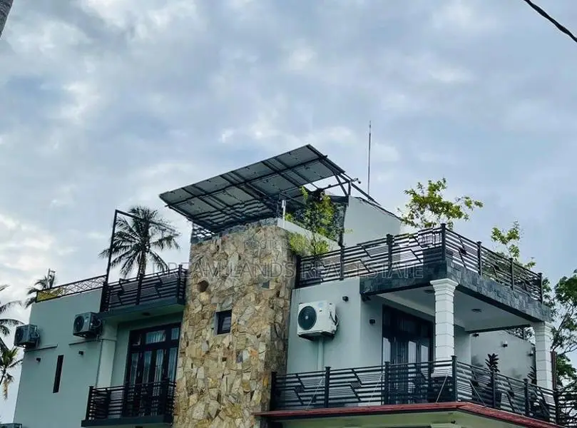 Luxury Three storied house for sale Miriswatte Negambo