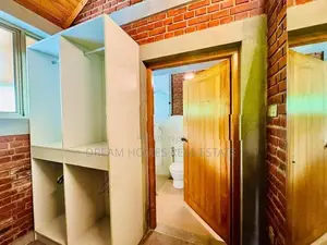 Elegant Modern Home With Diyawanna Views – Rajagiriya