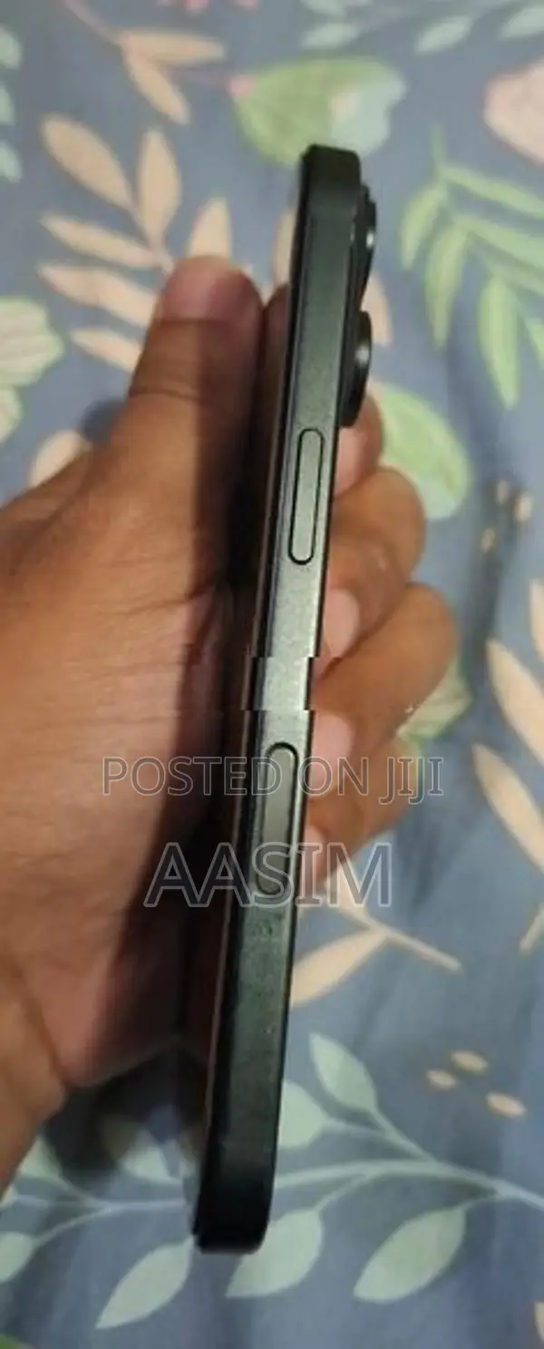 Apple iPhone 16 (Used)