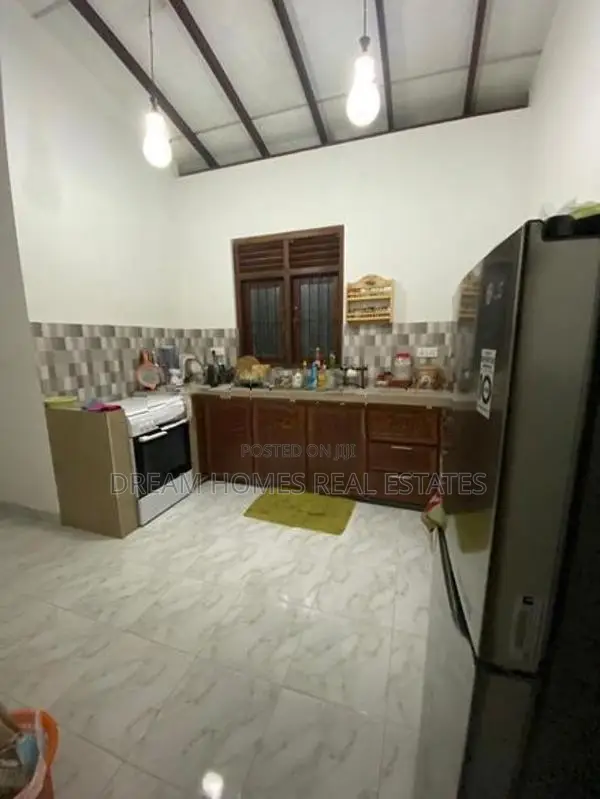 Spacious 3-Storey Family Home With Rooftop Terrace In Kadawatha