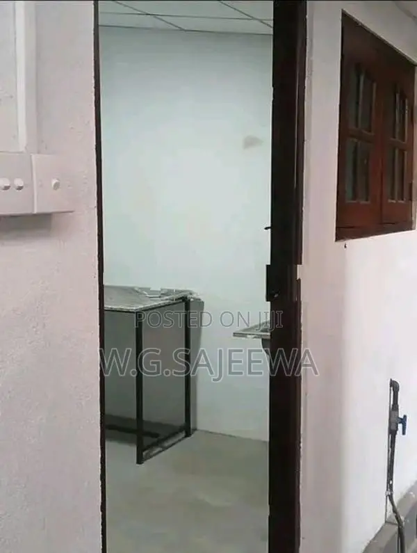 Single house rent in Ja Ela, kanuwana (Suitable for Office/Staff)