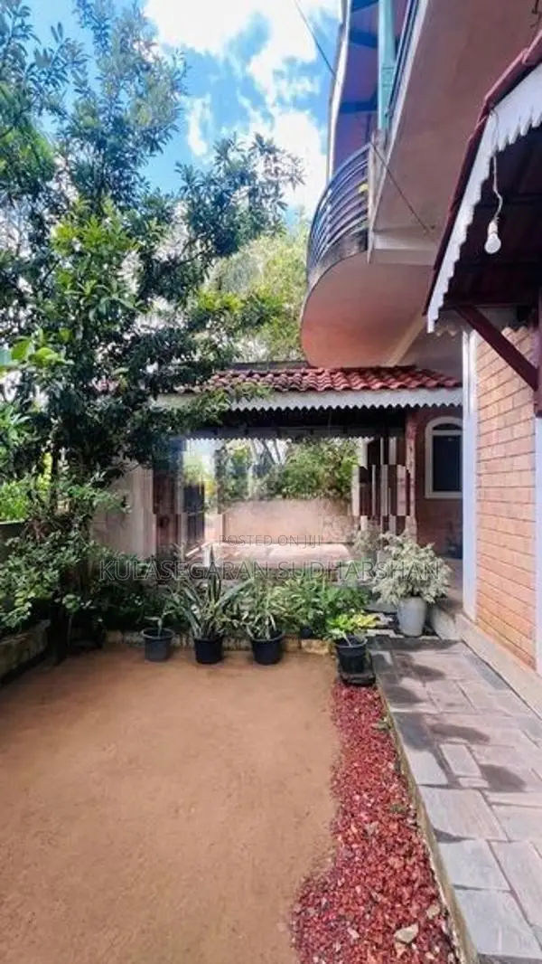 Modern Architecture with Colonial House for Sale