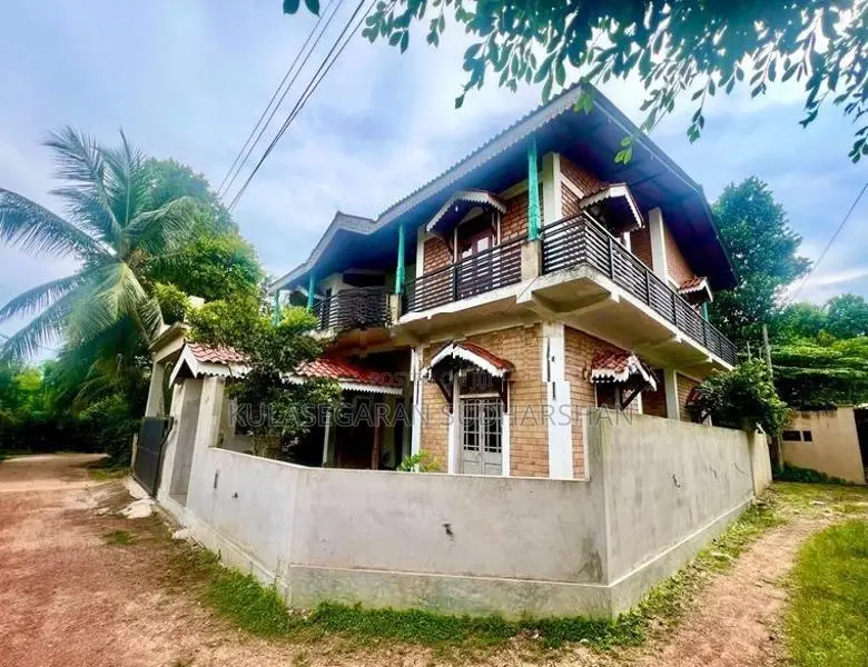 Modern Architecture with Colonial House for Sale