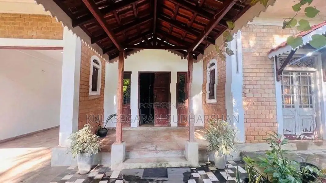 Modern Architecture with Colonial House for Sale