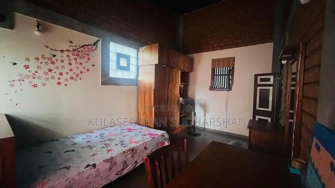 Modern Architecture with Colonial House for Sale