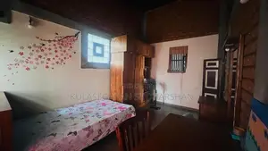 Modern Architecture with Colonial House for Sale