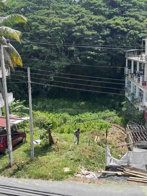 පර්චස් 10 ක ඉඩමත් මහනුවරින්