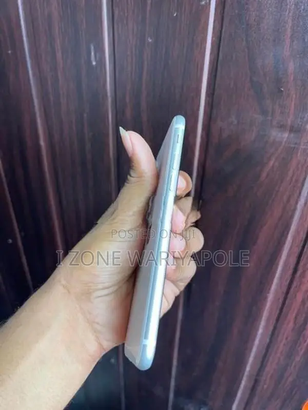 Apple iPhone SE 2 (Used)