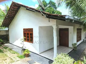 යක්කල Lyceum එකට පයින් යන දුරින් ඉඩම සමඟ නිවසක් විකිණීමට //SA