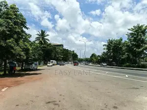 යක්කල Lyceum එකට පයින් යන දුරින් ඉඩම සමඟ නිවසක් විකිණීමට //SA
