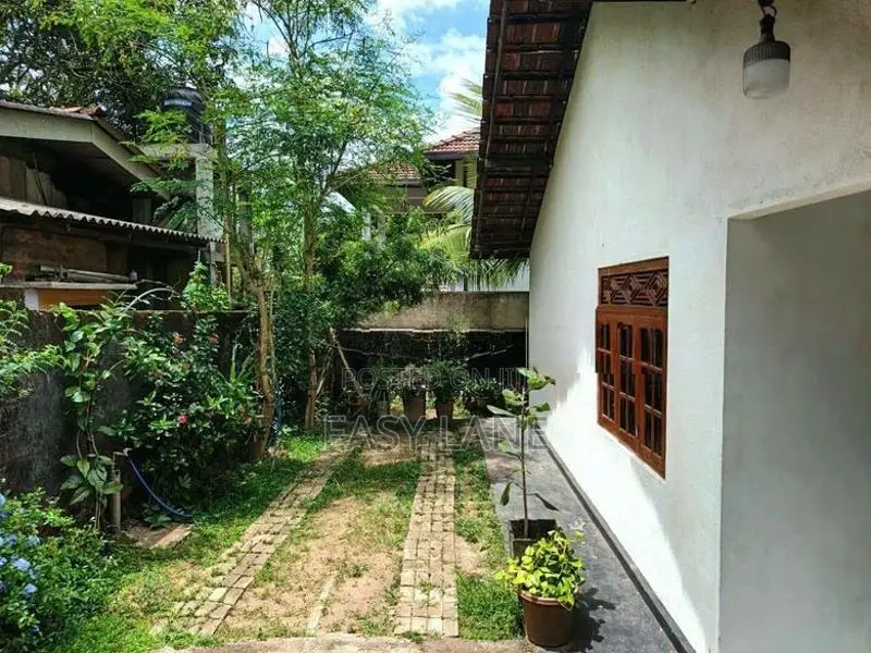 යක්කල Lyceum එකට පයින් යන දුරින් ඉඩම සමඟ නිවසක් විකිණීමට //SA
