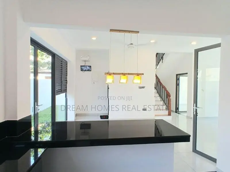Luxury Brand-New 3-Storey House for Sale – Piliyandala