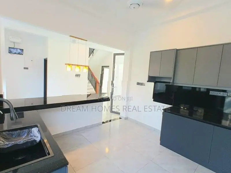 Luxury Brand-New 3-Storey House for Sale – Piliyandala