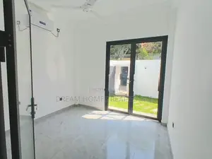 Luxury Brand-New 3-Storey House for Sale – Piliyandala