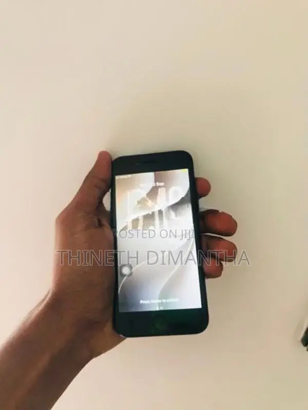Apple iPhone SE 2 (Used)