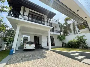Luxury House For Sale IN Athurugiriya