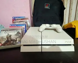 Sony PlayStation 4 Slim (PS4)