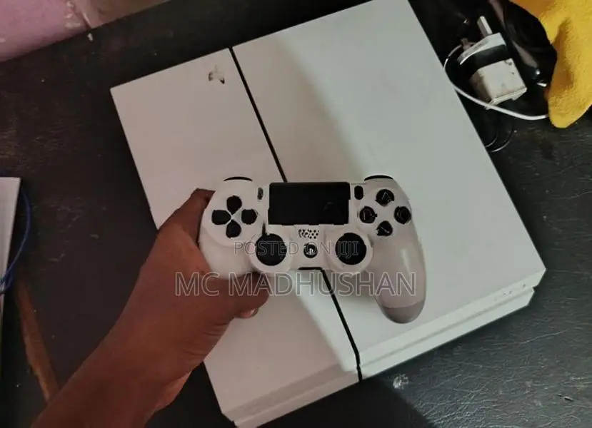 Sony PlayStation 4 Slim (PS4)