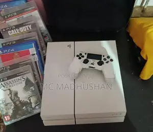 Sony PlayStation 4 Slim (PS4)