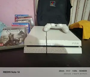 Sony PlayStation 4 Slim (PS4)