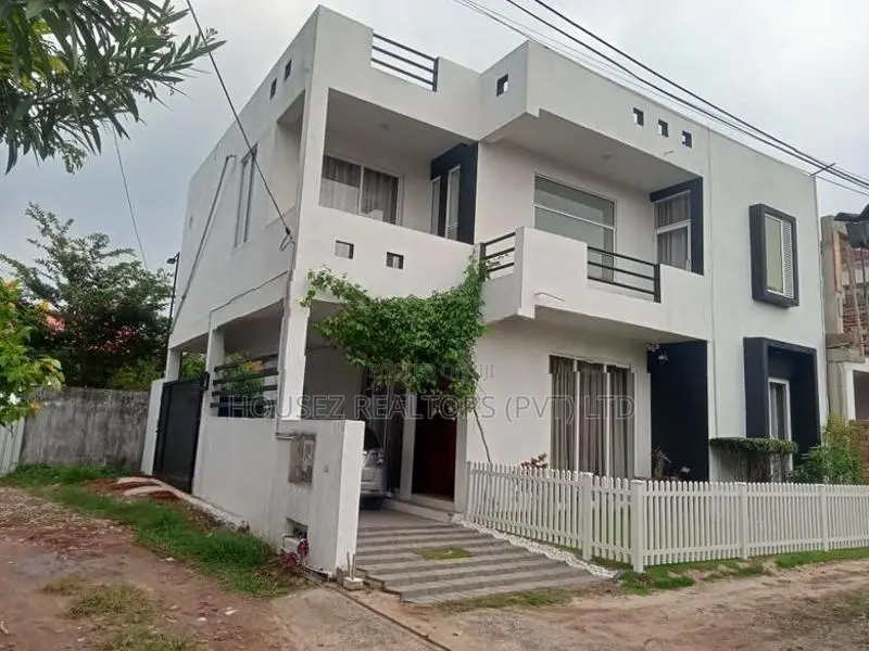 Modern 4BR House For Sale – Rawathawatta, Moratuwa
