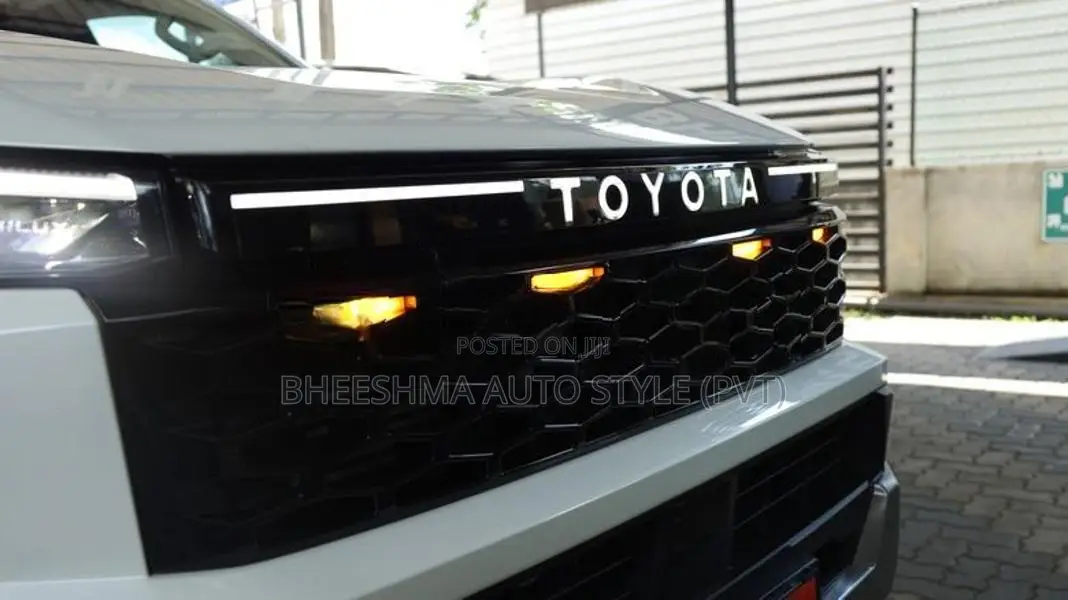 Toyota Hilux Travo 2026 Grill Logo Light