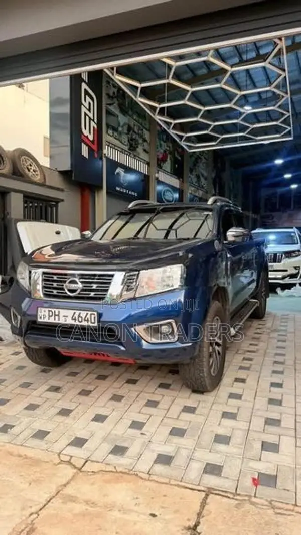 Nissan Navara NP 300 Hamer Electric Roll Shutter & Night Fury Bar